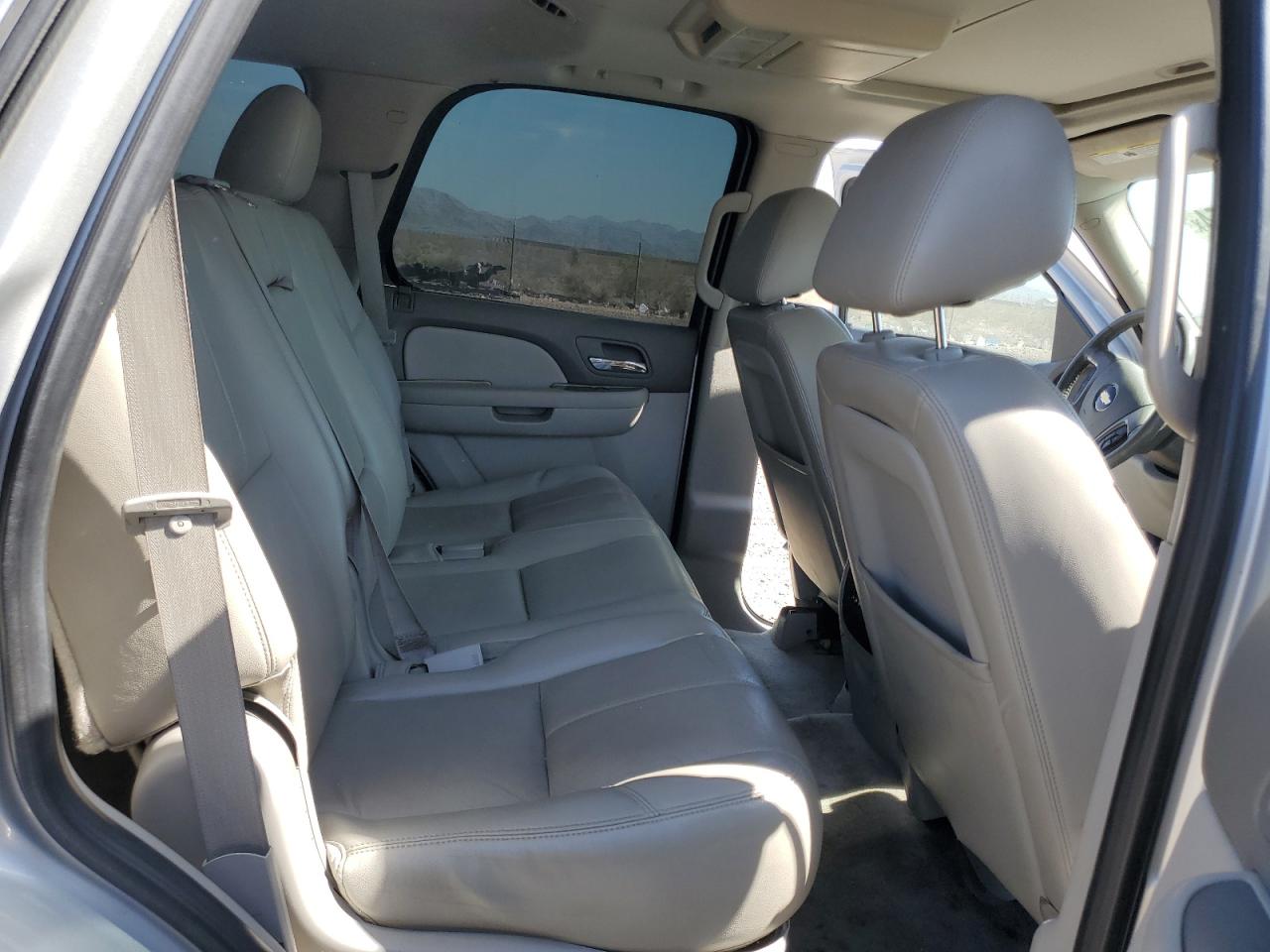 1GNSKBE06BR127865 2011 Chevrolet Tahoe K1500 Lt