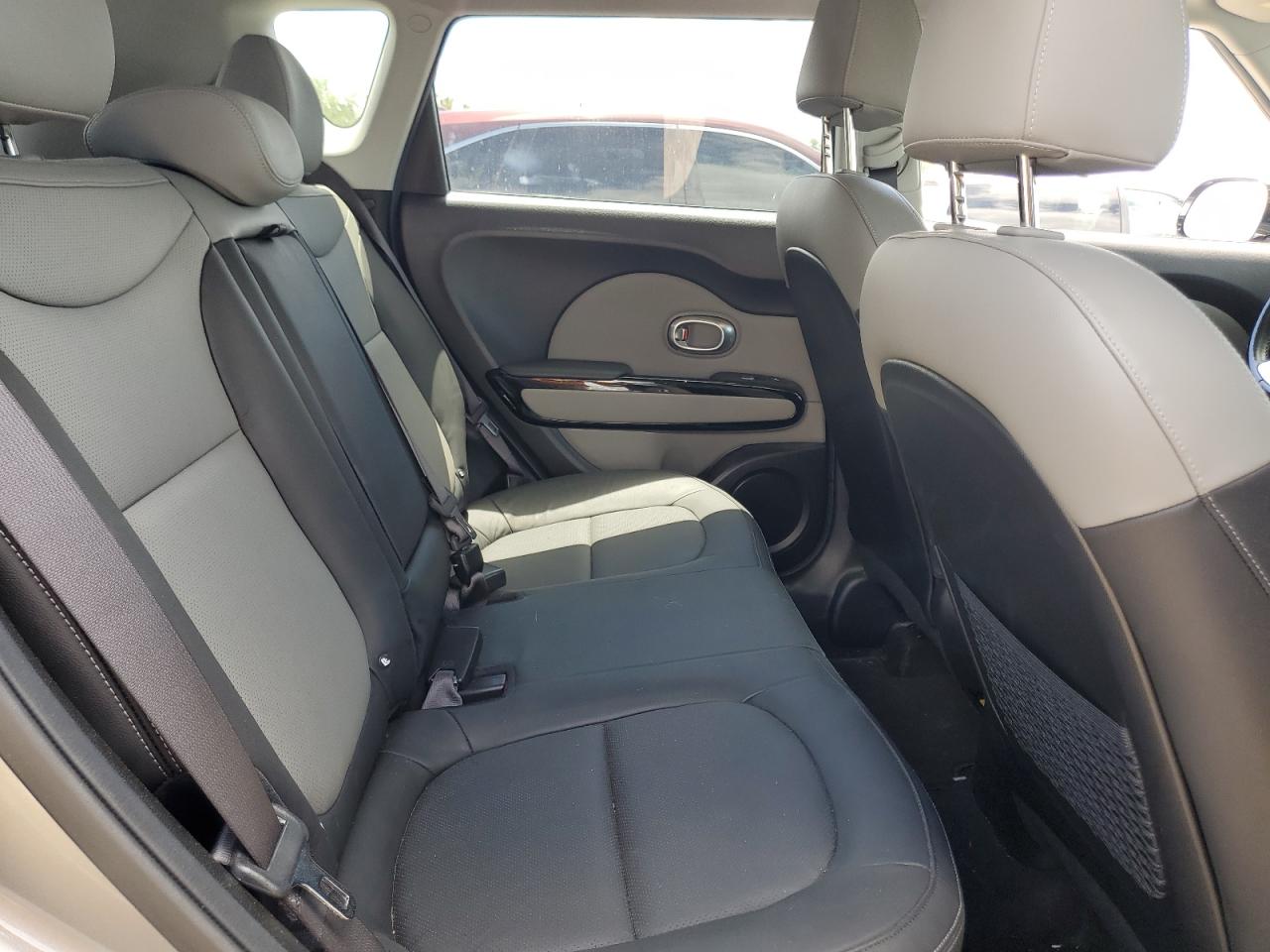 KNDJP3A52J7519927 2018 Kia Soul +