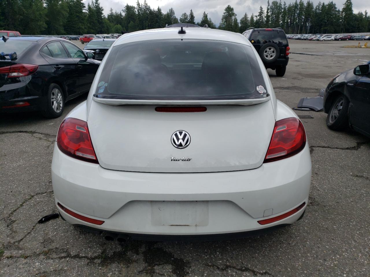 3VWFD7AT8JM700960 2018 Volkswagen Beetle S