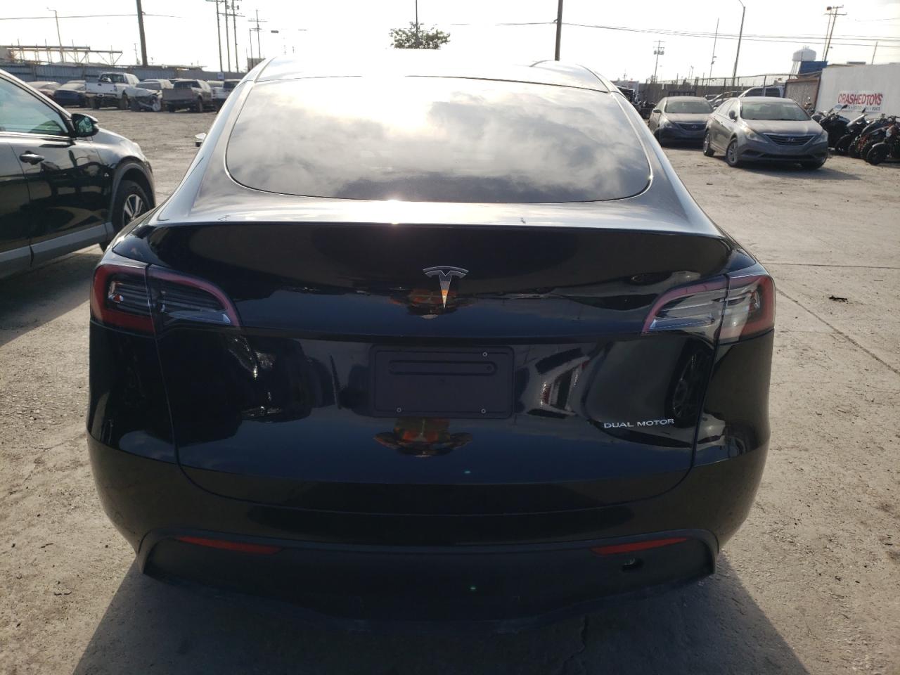 2023 Tesla Model Y vin: 7SAYGDEE2PF748581