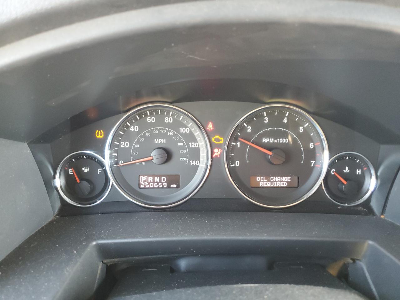 1J8HG48K58C228705 2008 Jeep Commander Sport