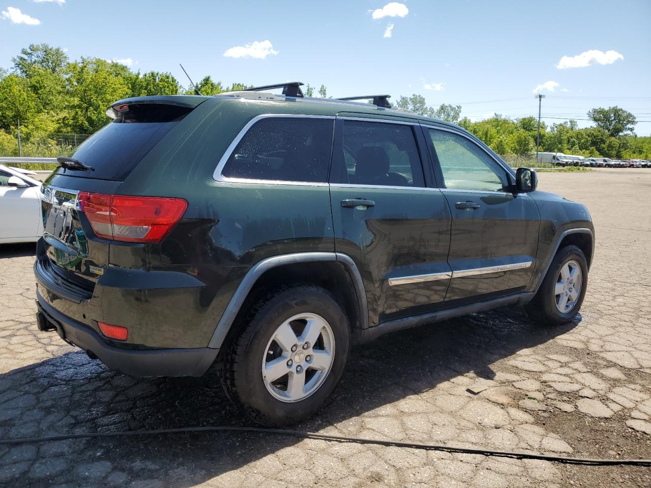 1J4RR4GG0BC570938 2011 Jeep Grand Cherokee Laredo