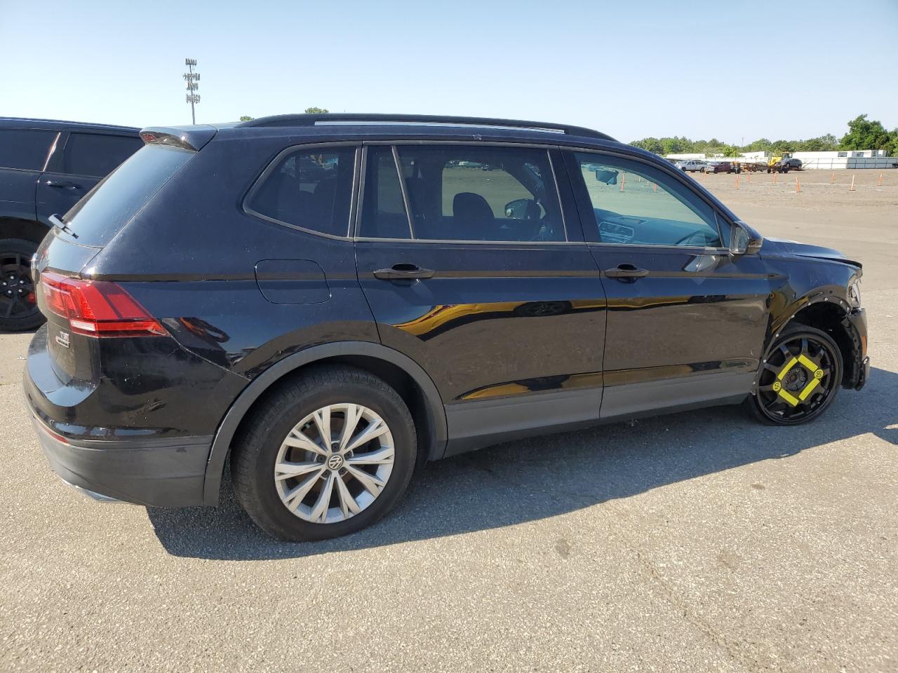 2018 Volkswagen Tiguan S vin: 3VV0B7AX3JM020368