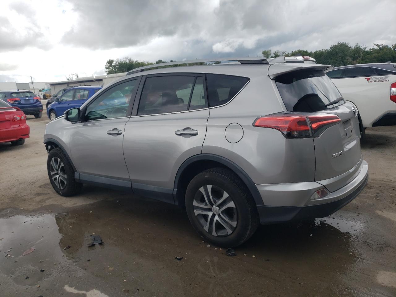 2T3ZFREV1HW334074 2017 Toyota Rav4 Le