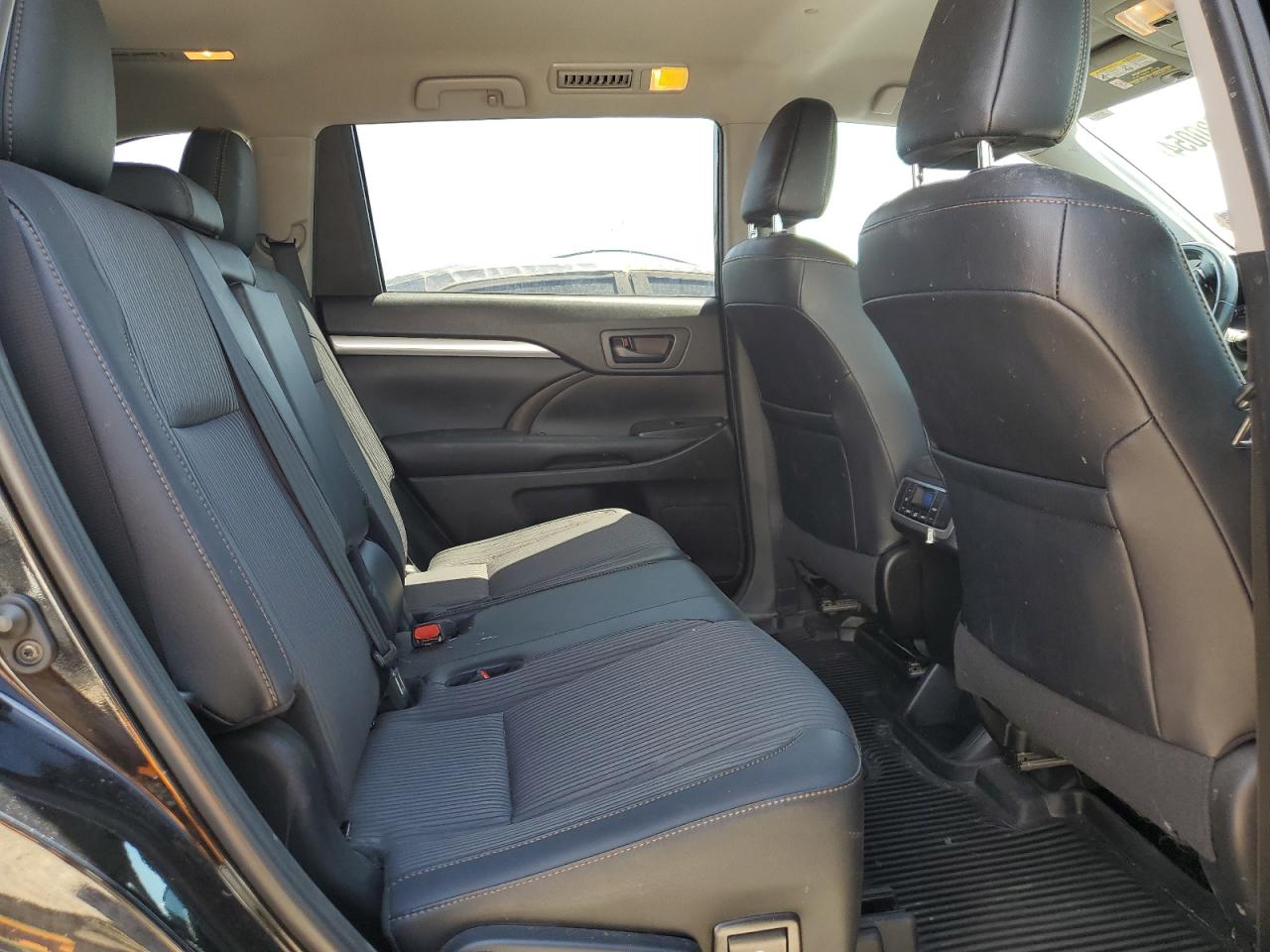 5TDBZRFH7KS929912 2019 Toyota Highlander Le