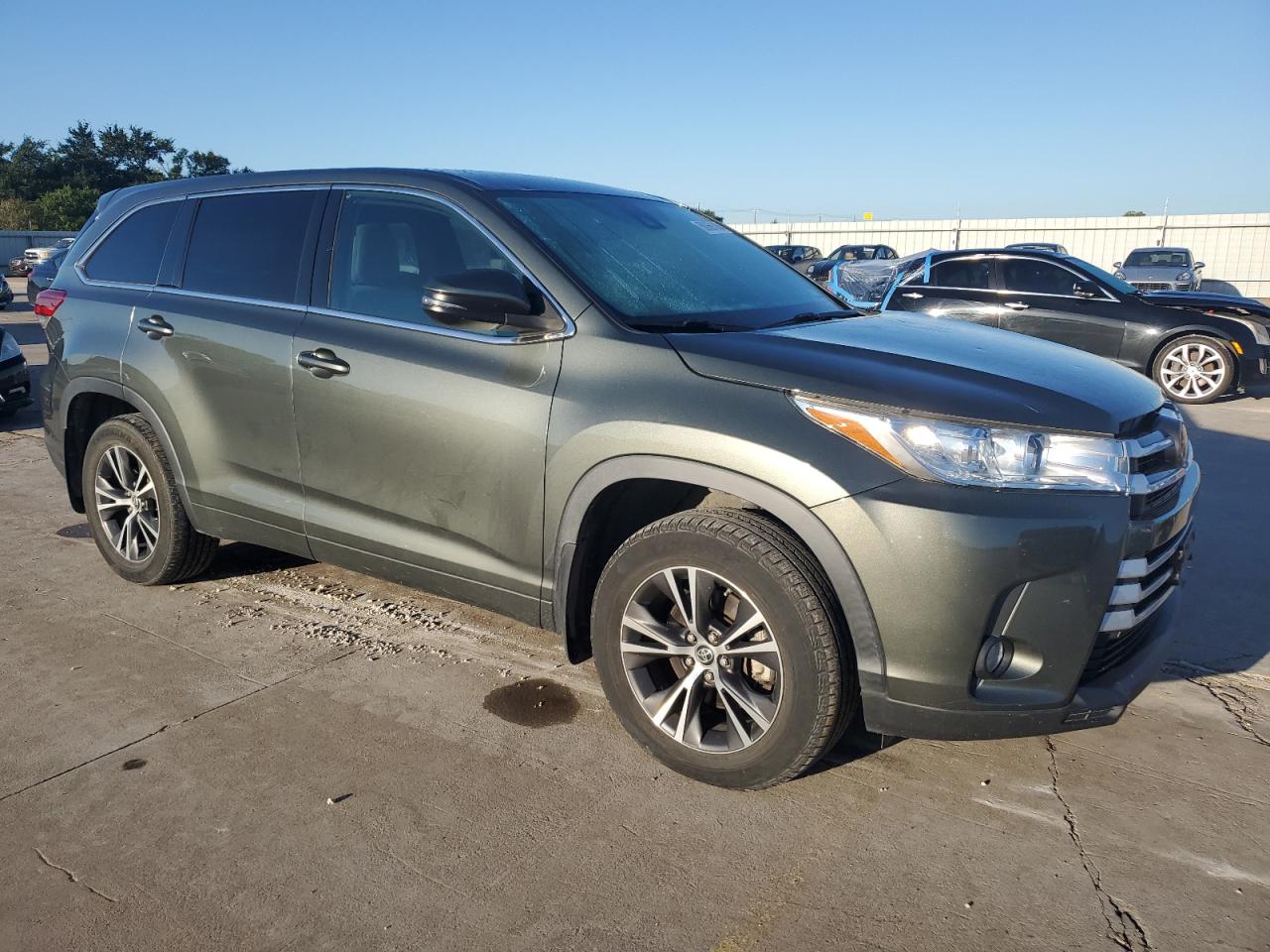 5TDBZRFH2JS833443 2018 Toyota Highlander Le