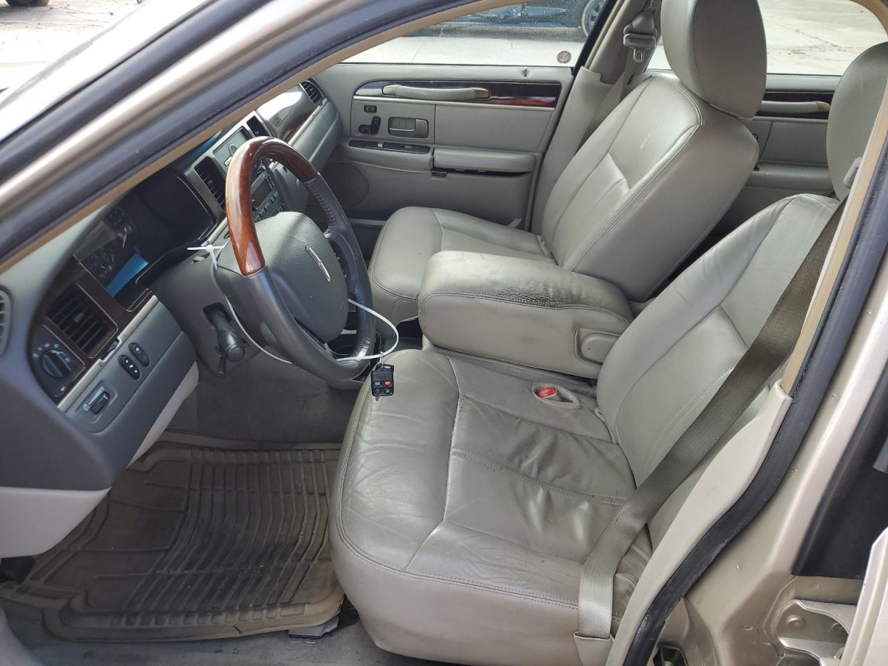 2LNBL8CV6BX753120 2011 Lincoln Town Car Signature Limited