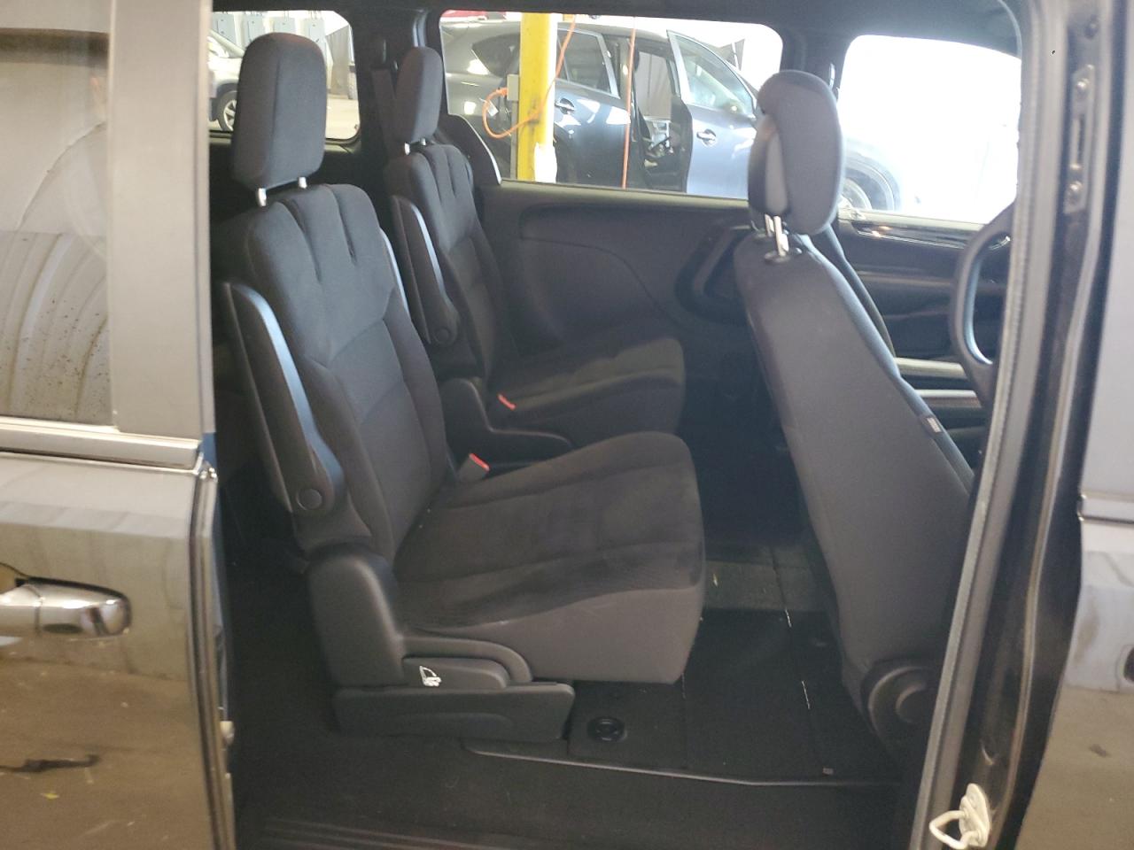 2C4RDGBG8JR329843 2018 Dodge Grand Caravan Se