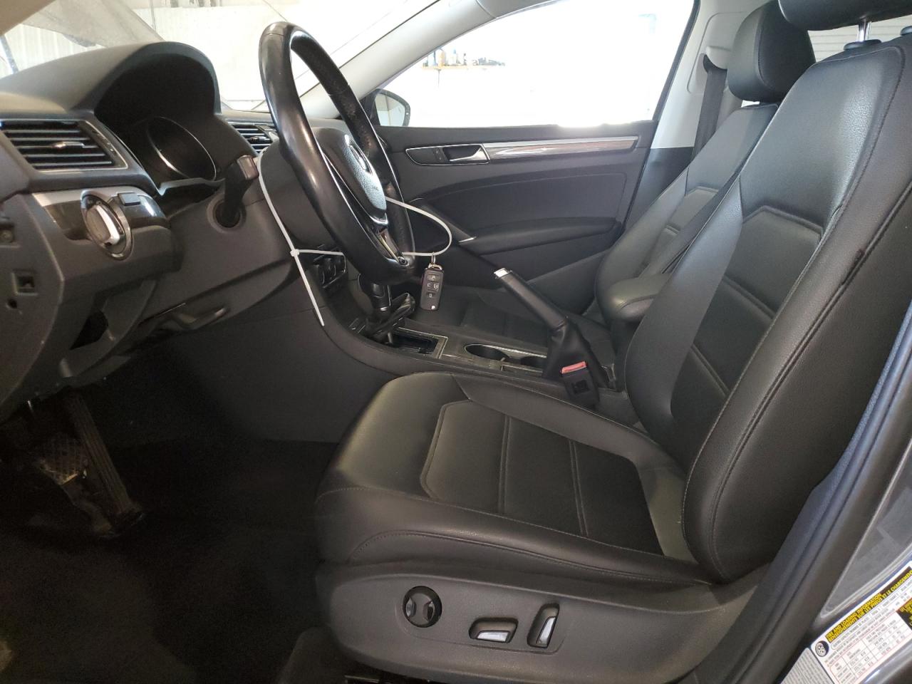 1VWGT7A38HC057125 2017 Volkswagen Passat Se