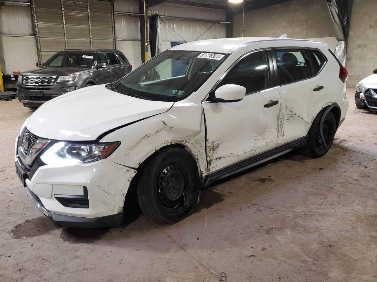 KNMAT2MV6JP570655 2018 Nissan Rogue S