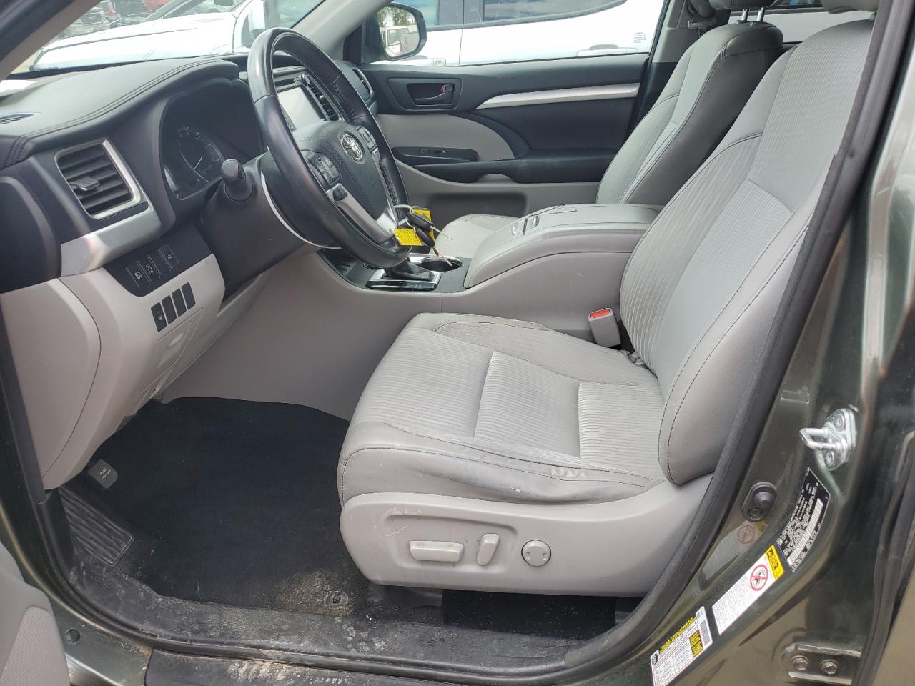 5TDBZRFH1HS359530 2017 Toyota Highlander Le