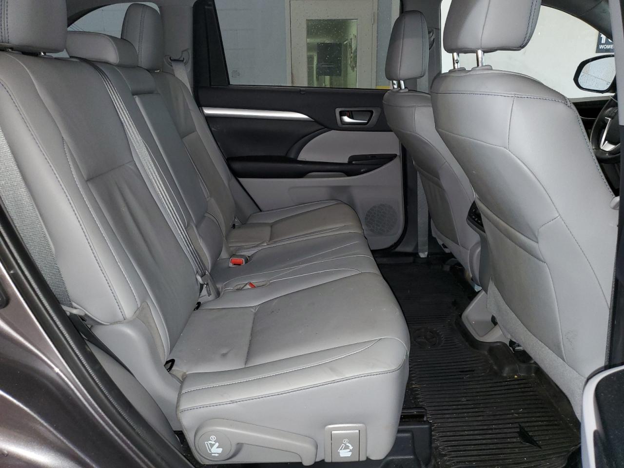 5TDJZRFH1KS622084 2019 Toyota Highlander Se