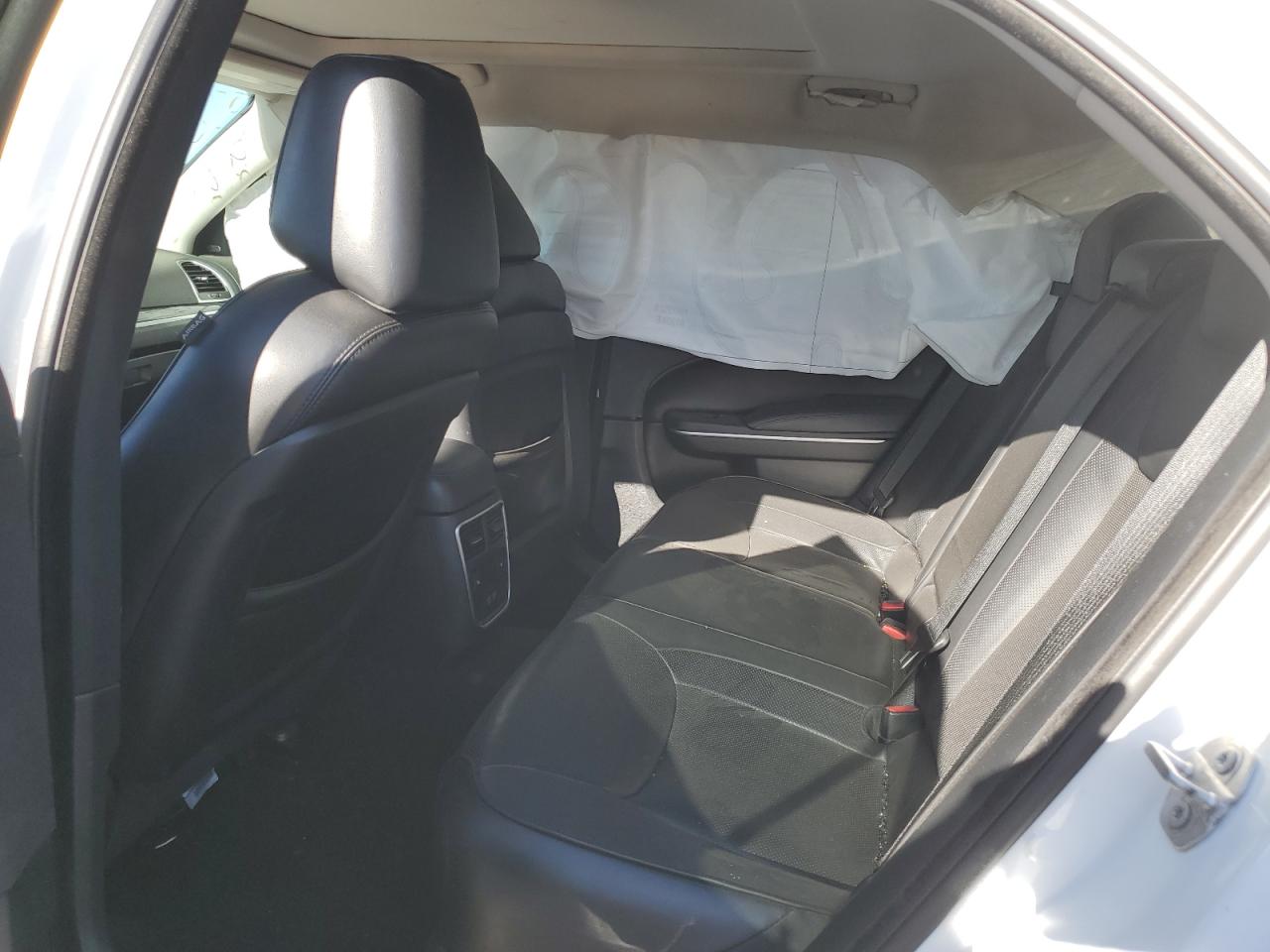 2C3CCAKG4KH569862 2019 Chrysler 300 Limited