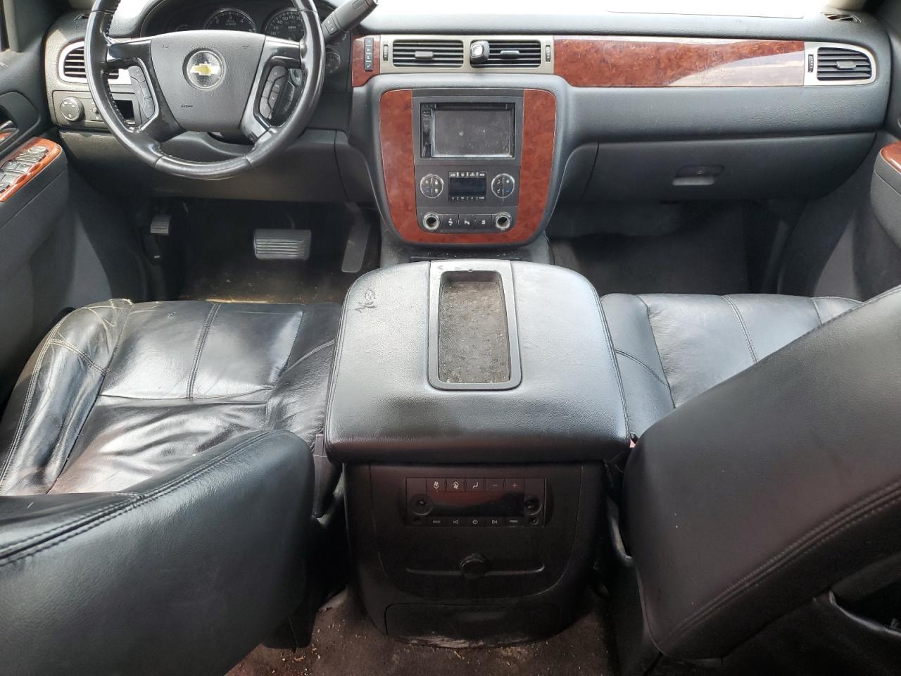 1GNUCJE0XAR221570 2010 Chevrolet Suburban C1500 Lt