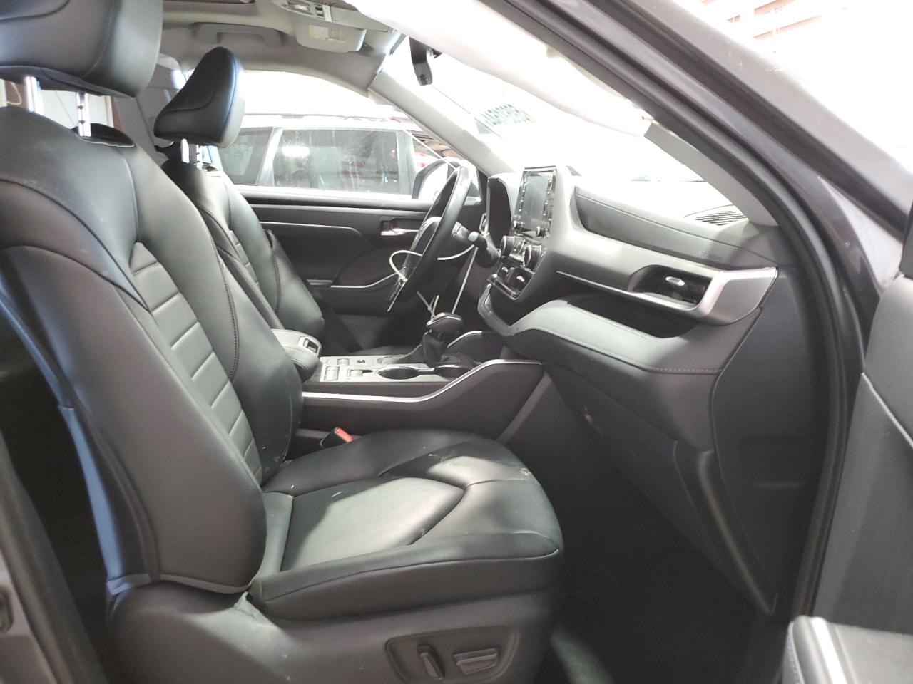 5TDGZRBH6MS067054 2021 Toyota Highlander Xle