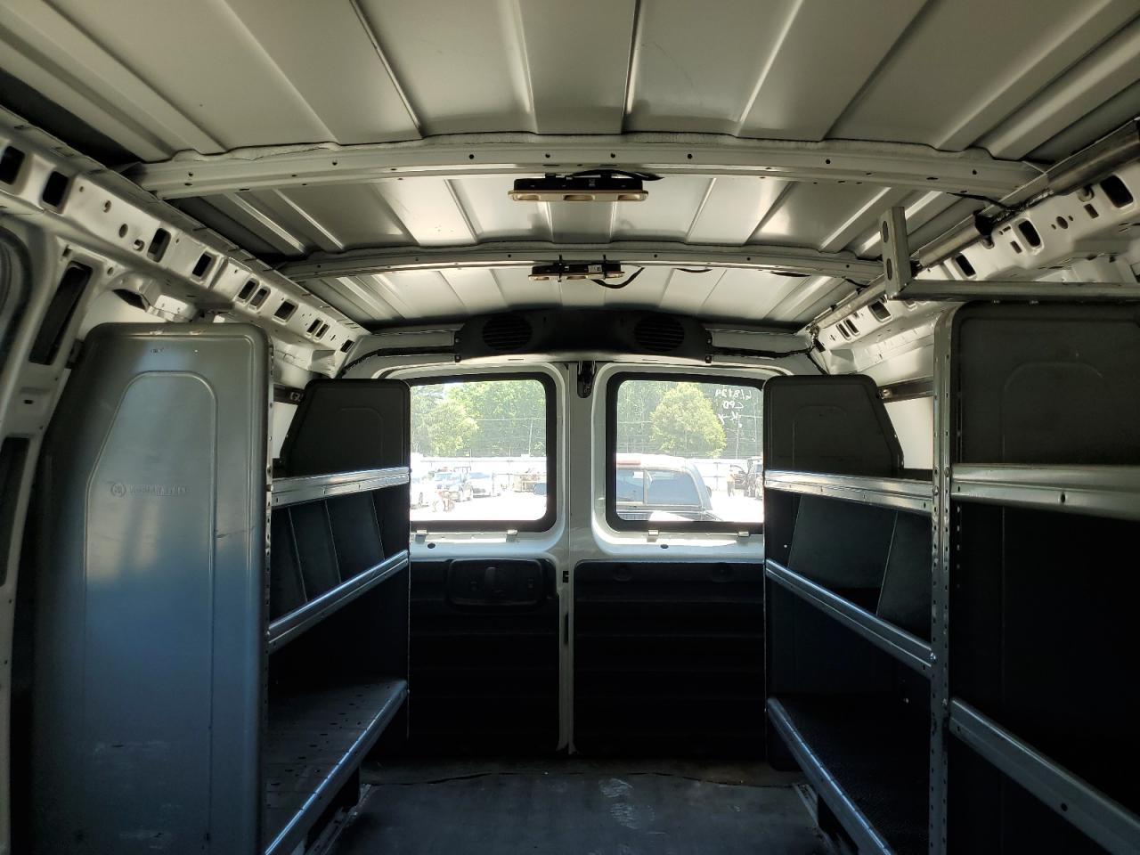 1GCWGAFG1J1333917 2018 Chevrolet Express G2500