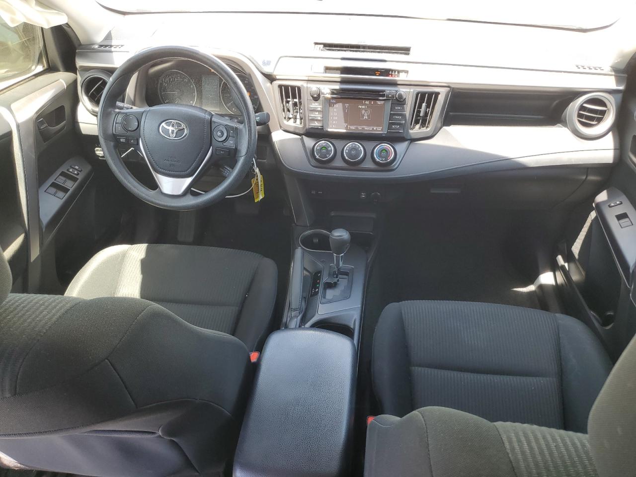 JTMBFREV9HJ123026 2017 Toyota Rav4 Le