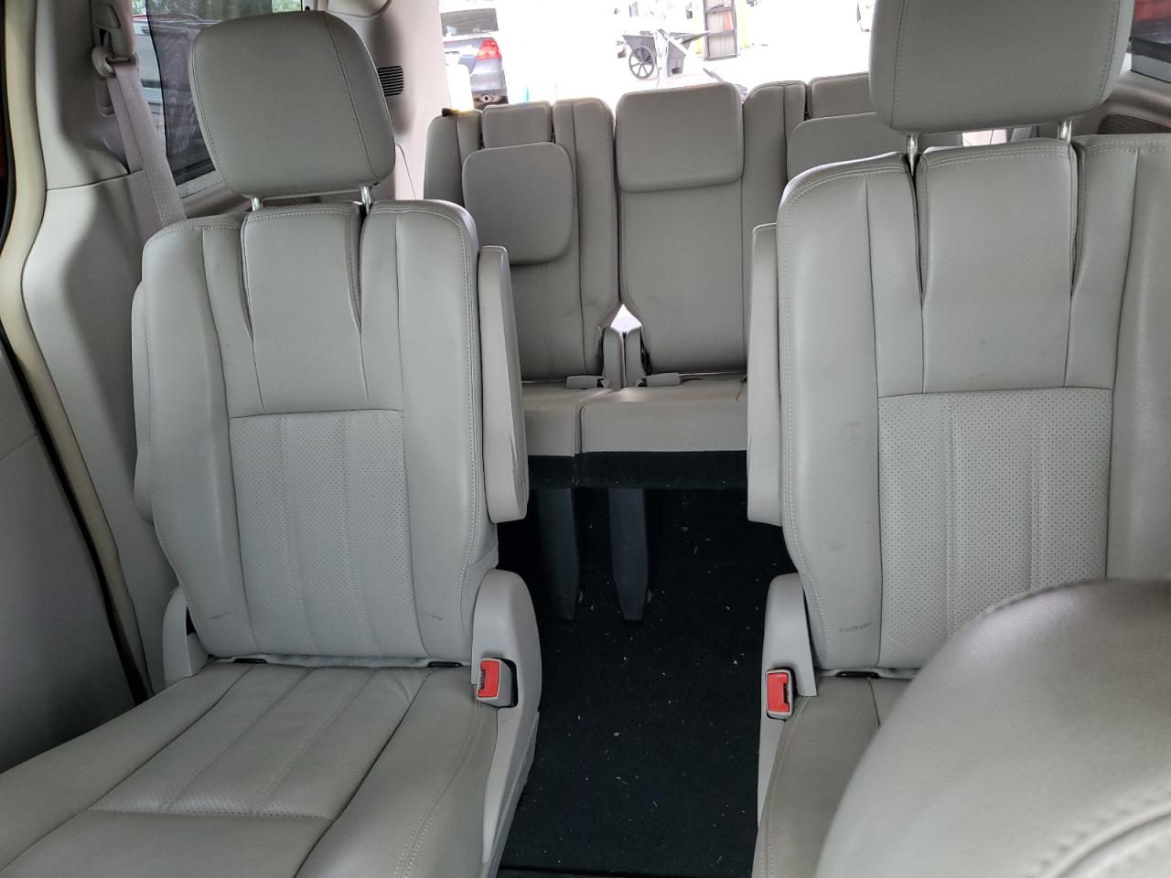 2A4RR8DG2BR749436 2011 Chrysler Town & Country Touring L