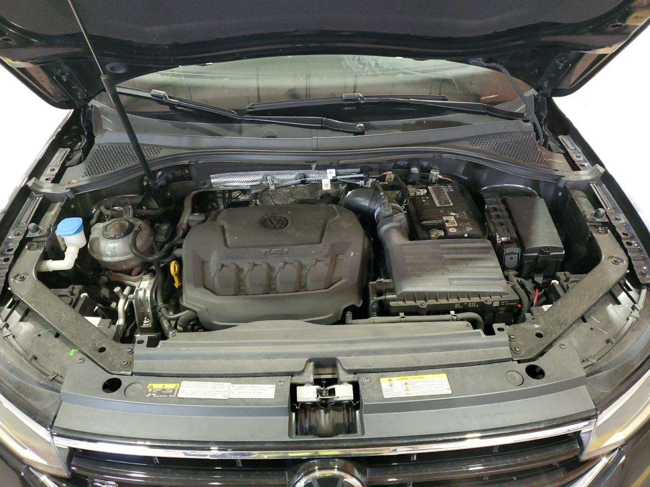 3VV8B7AX0NM095117 2022 Volkswagen Tiguan Se R-Line Black