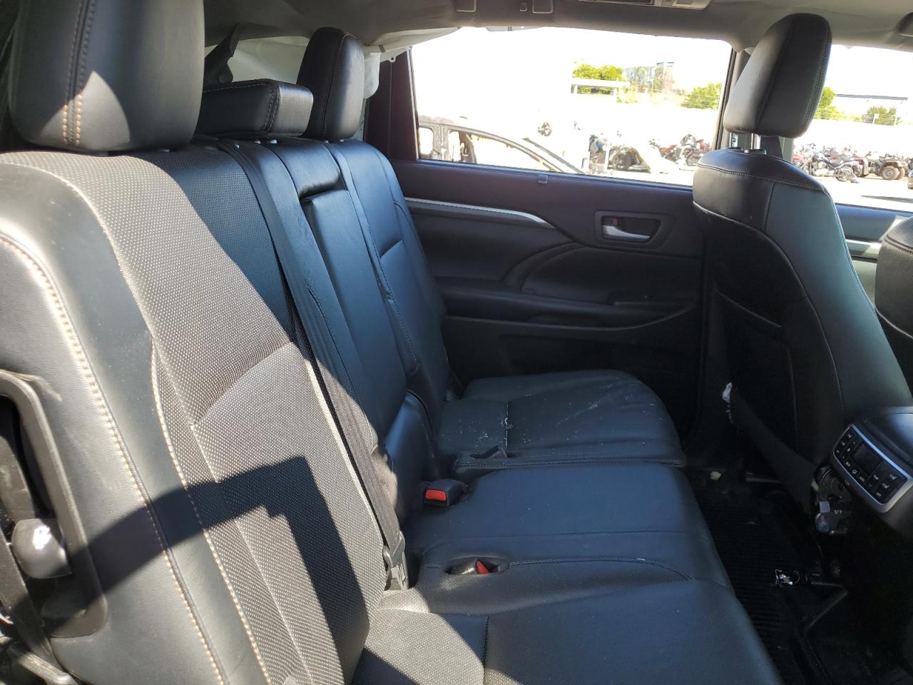 5TDDZRFH4JS912122 2018 Toyota Highlander Limited