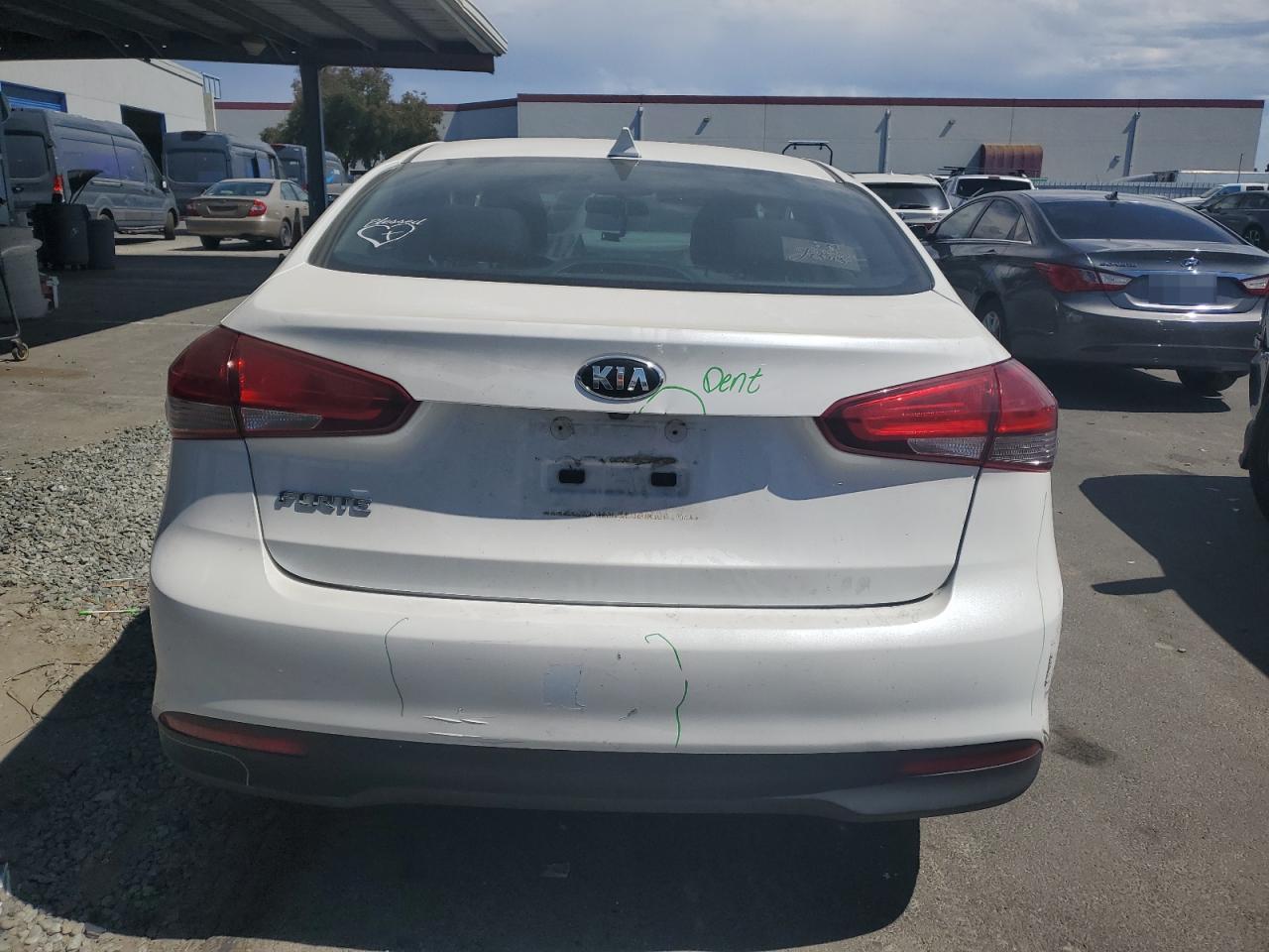 3KPFL4A77JE273966 2018 Kia Forte Lx