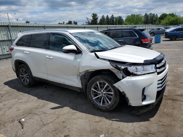 VIN 5TDJZRFH7KS930845 2019 Toyota Highlander, SE no.4