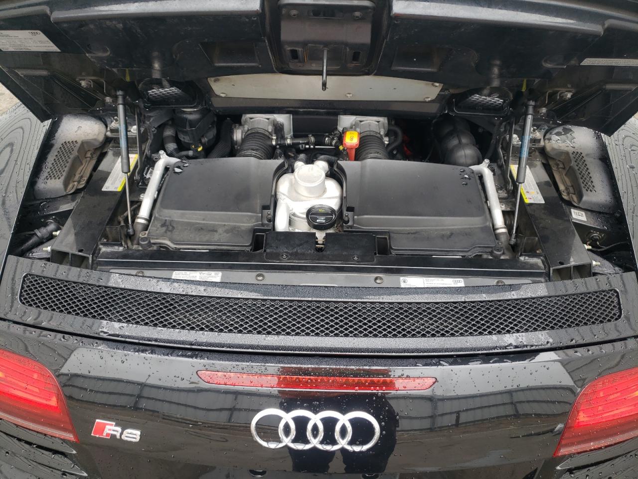 2014 Audi R8 4.2 Quattro vin: WUASUAFG4EN001365