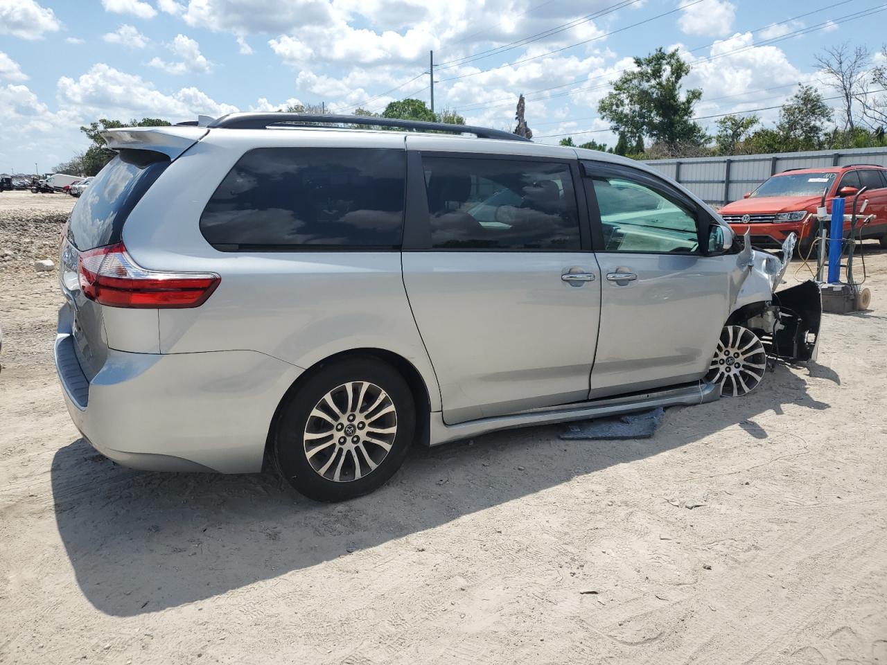 5TDYZ3DC1KS988629 2019 Toyota Sienna Xle