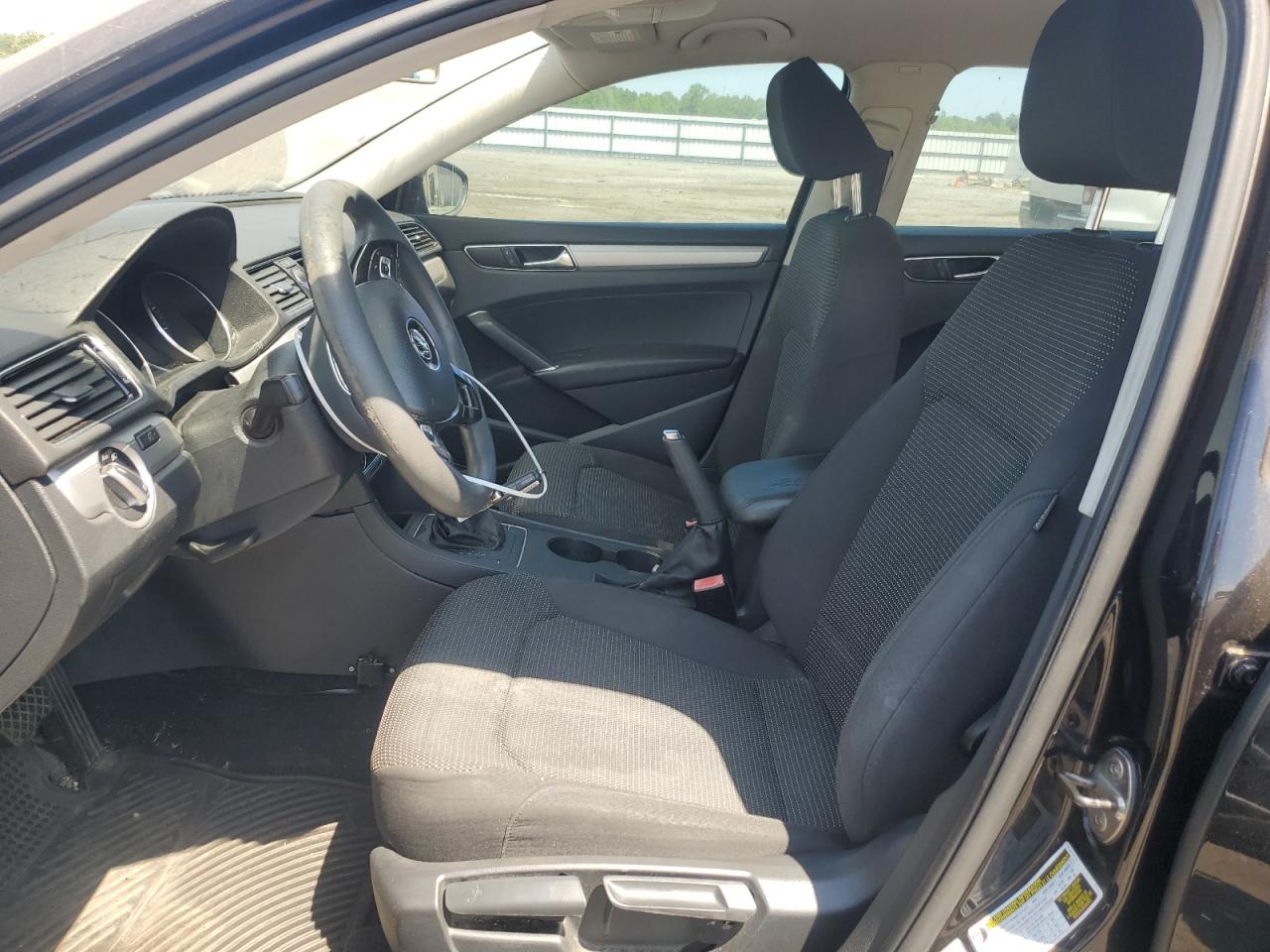 1VWAT7A38HC037673 2017 Volkswagen Passat S