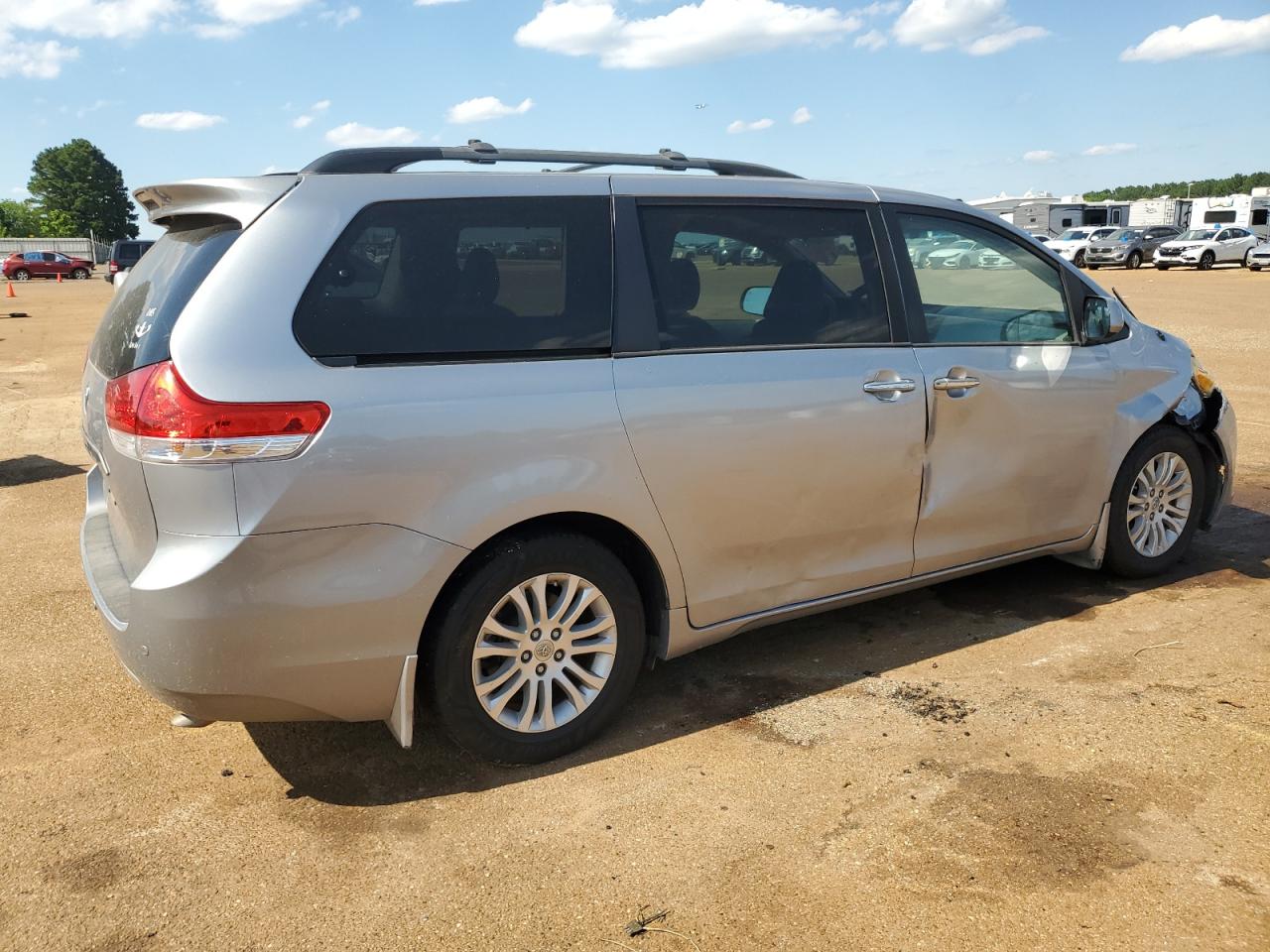 5TDYK3DC4DS325028 2013 Toyota Sienna Xle