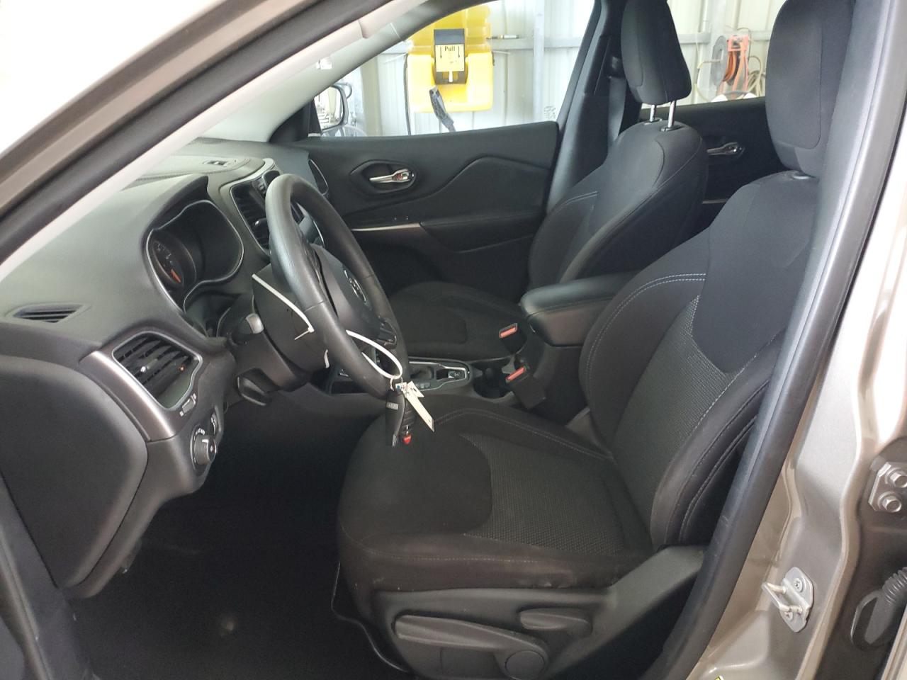 1C4PJLCB0KD360326 2019 Jeep Cherokee Latitude