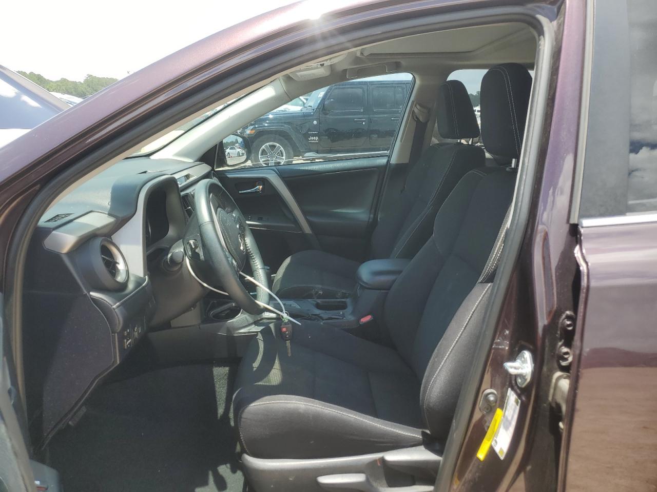 2T3WFREV6HW367624 2017 Toyota Rav4 Xle