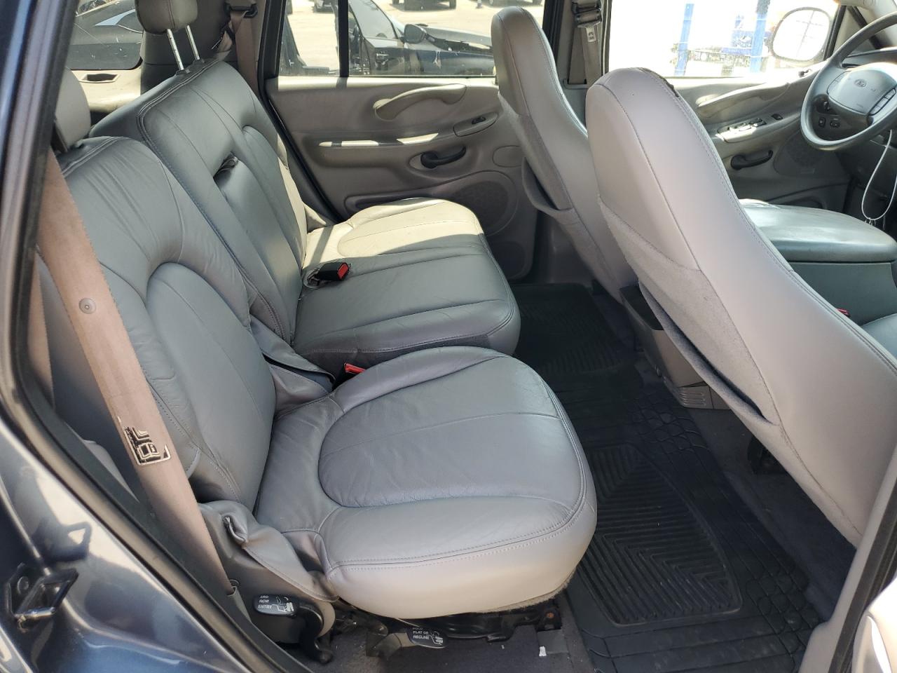 1FMRU15L9YLA24033 2000 Ford Expedition Xlt