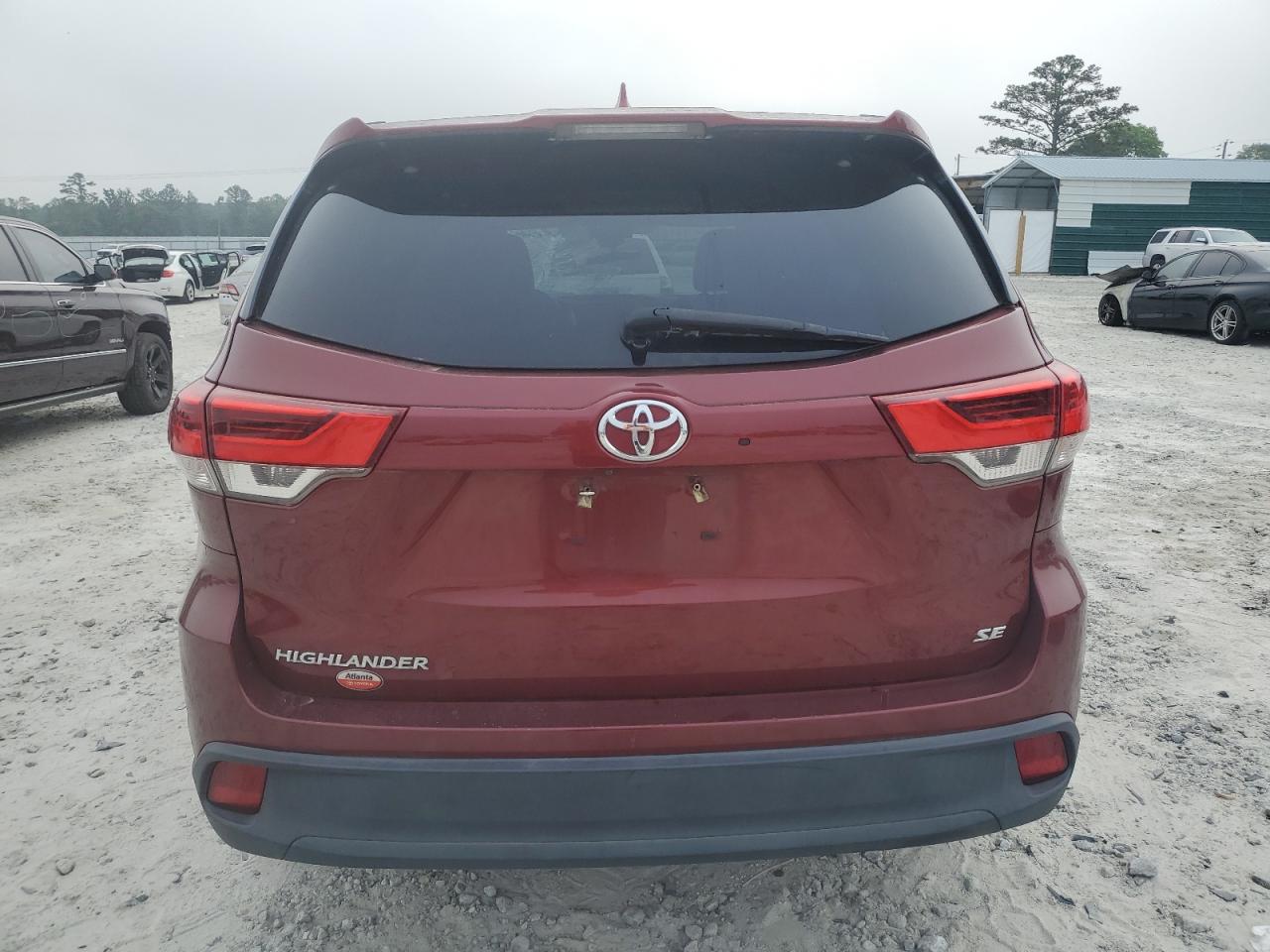5TDKZRFH9HS520688 2017 Toyota Highlander Se