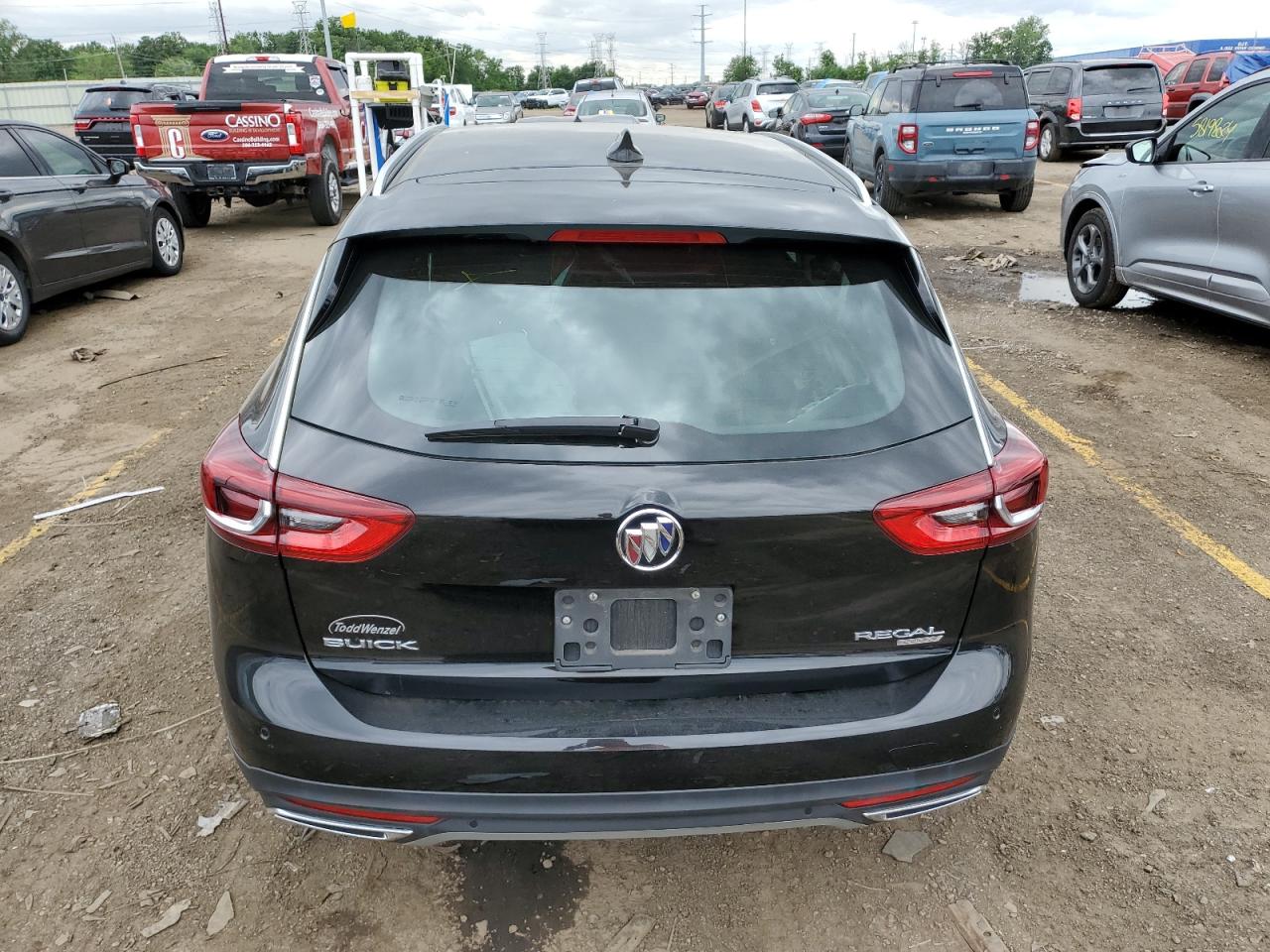 W04GV8SX8J1168905 2018 Buick Regal Tourx Essence