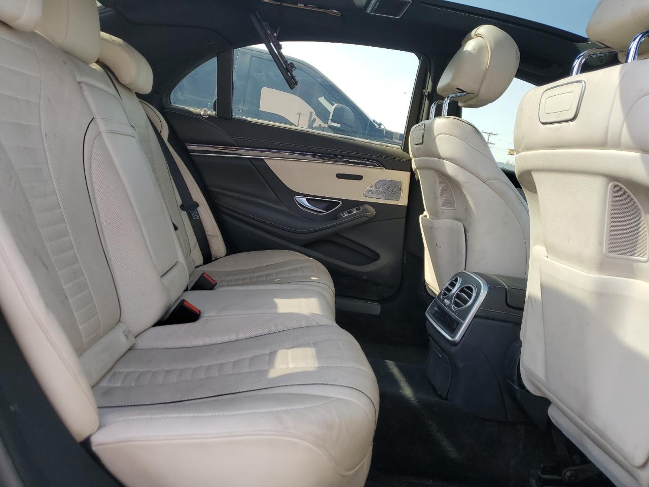 2019 Mercedes-Benz S 560 vin: WDDUG8DBXKA439359