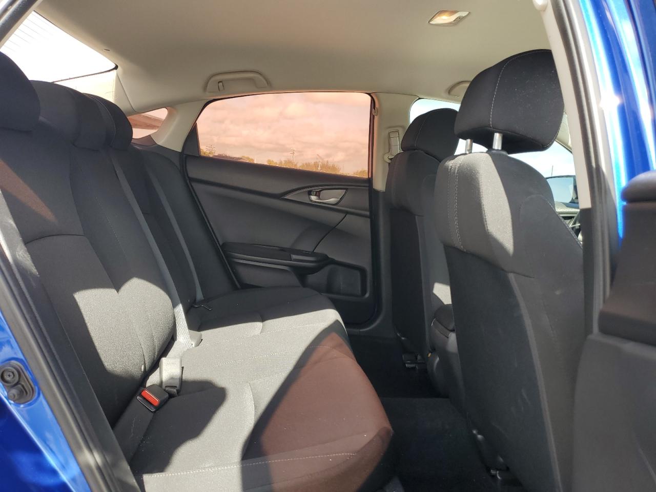 19XFC2F59JE015833 2018 Honda Civic Lx