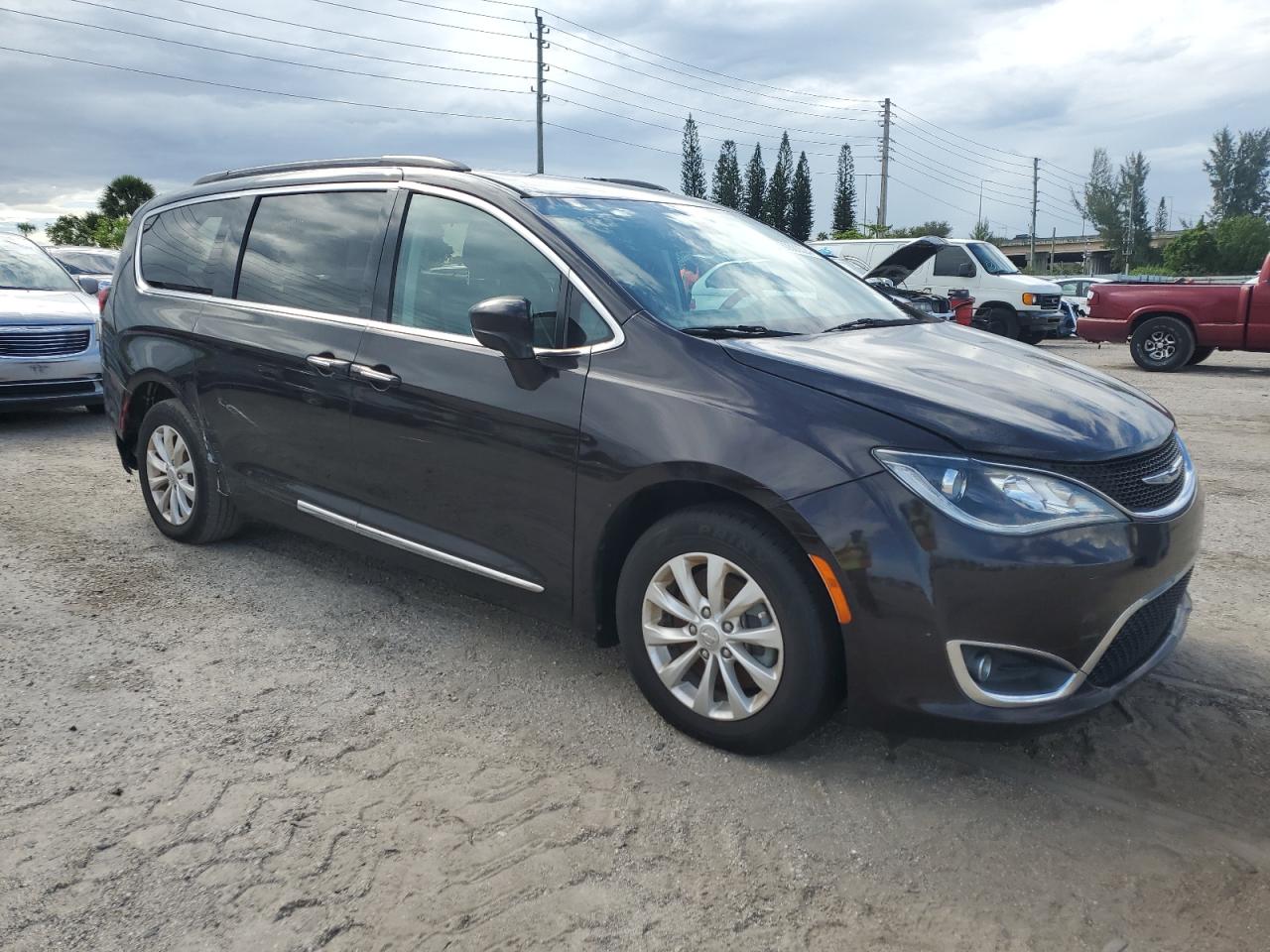 2017 Chrysler Pacifica Touring L vin: 2C4RC1BG7HR576295