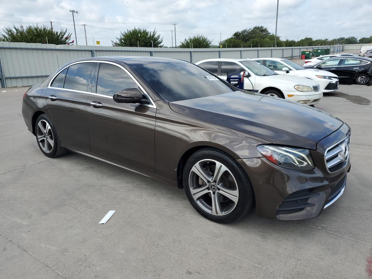 2018 Mercedes-Benz E 300 vin: WDDZF4JB9JA396573