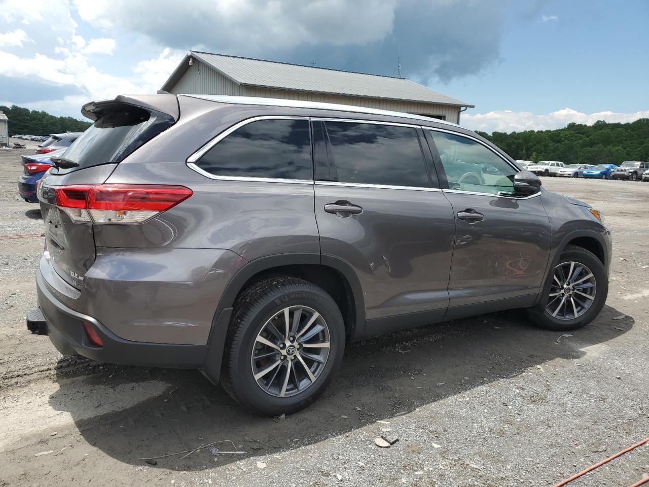 5TDJZRFHXKS721888 2019 Toyota Highlander Se