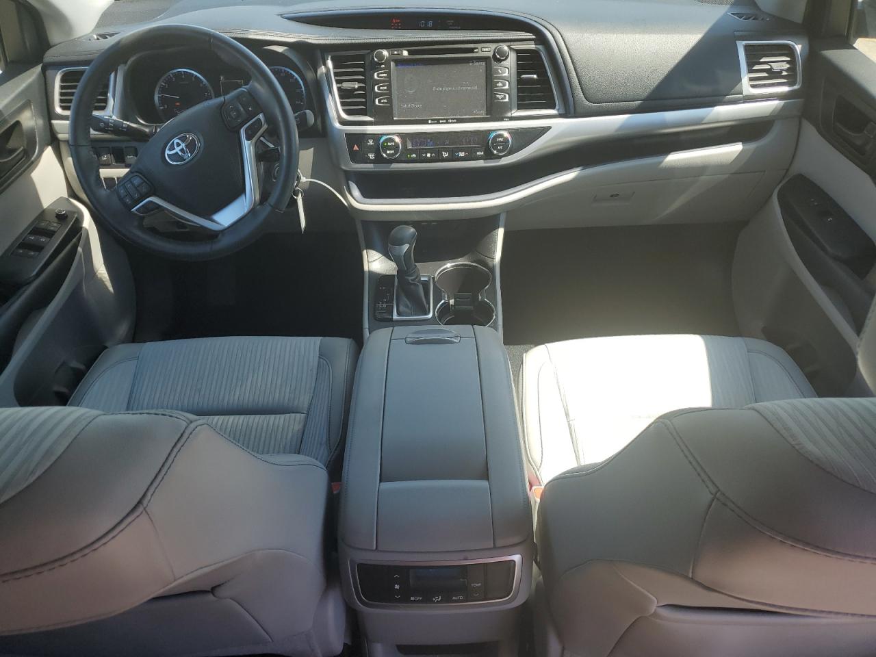 5TDZZRFH5KS327220 2019 Toyota Highlander Le