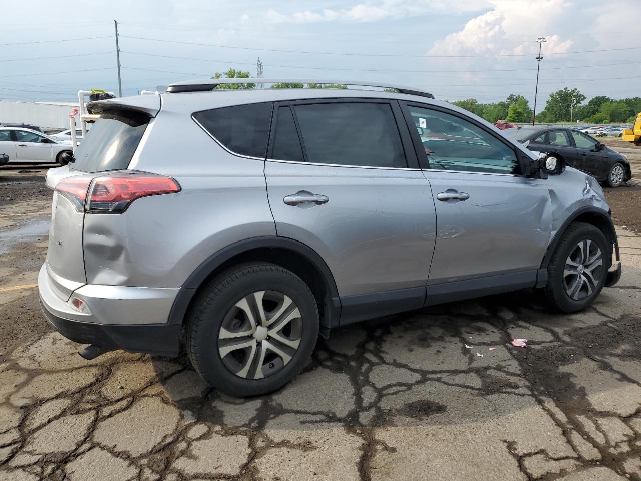 2T3ZFREV9HW344738 2017 Toyota Rav4 Le