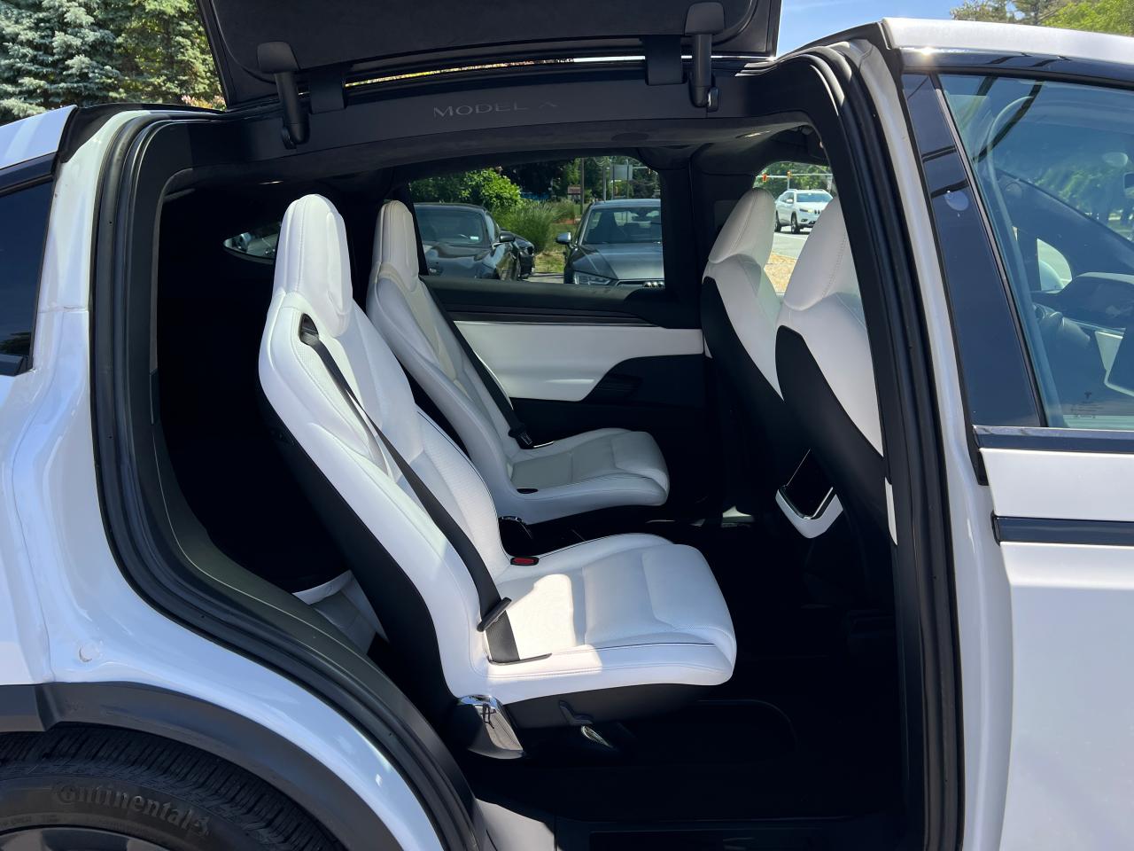 2022 Tesla Model X vin: 7SAXCBE6XNF331503