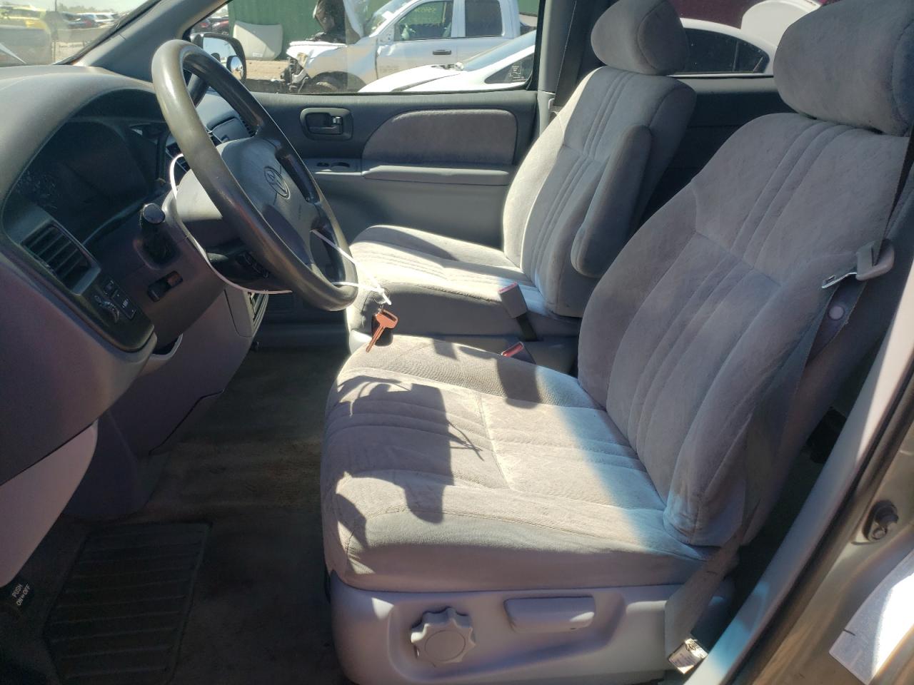 4T3ZF13C4YU284614 2000 Toyota Sienna Le