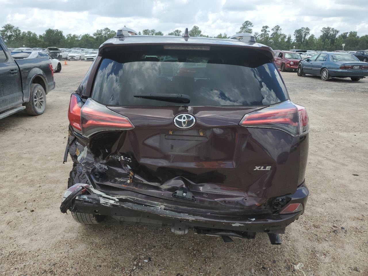 2T3WFREV6HW367624 2017 Toyota Rav4 Xle