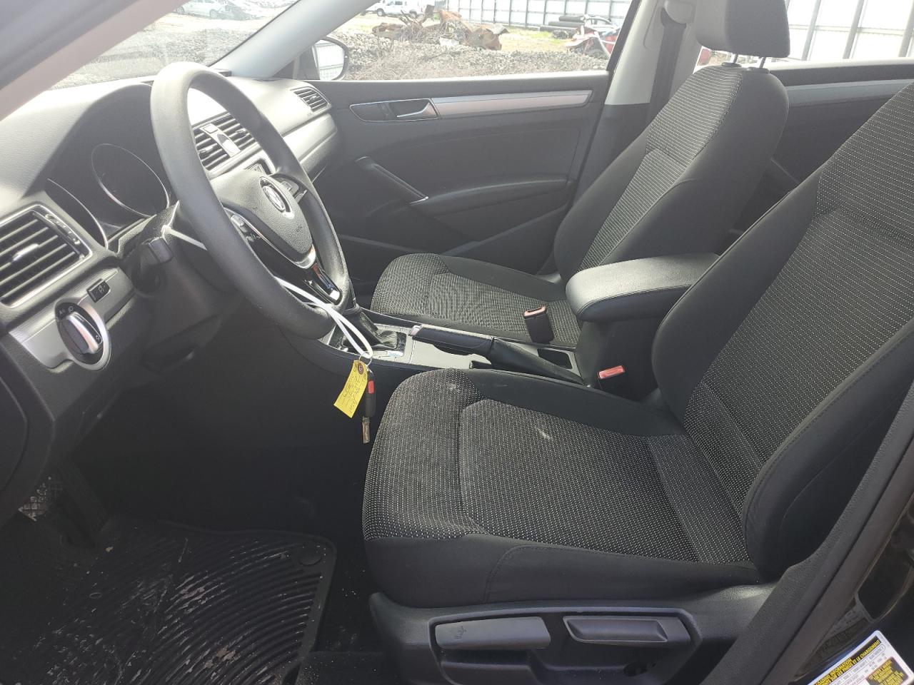 1VWAT7A35HC046511 2017 Volkswagen Passat S