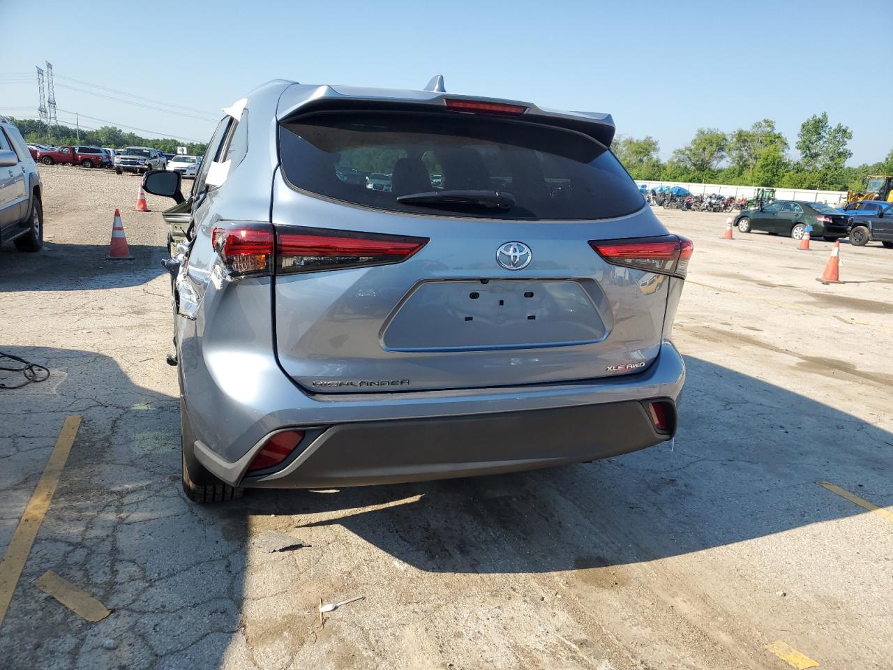 5TDHZRBH8MS149663 2021 Toyota Highlander Xle