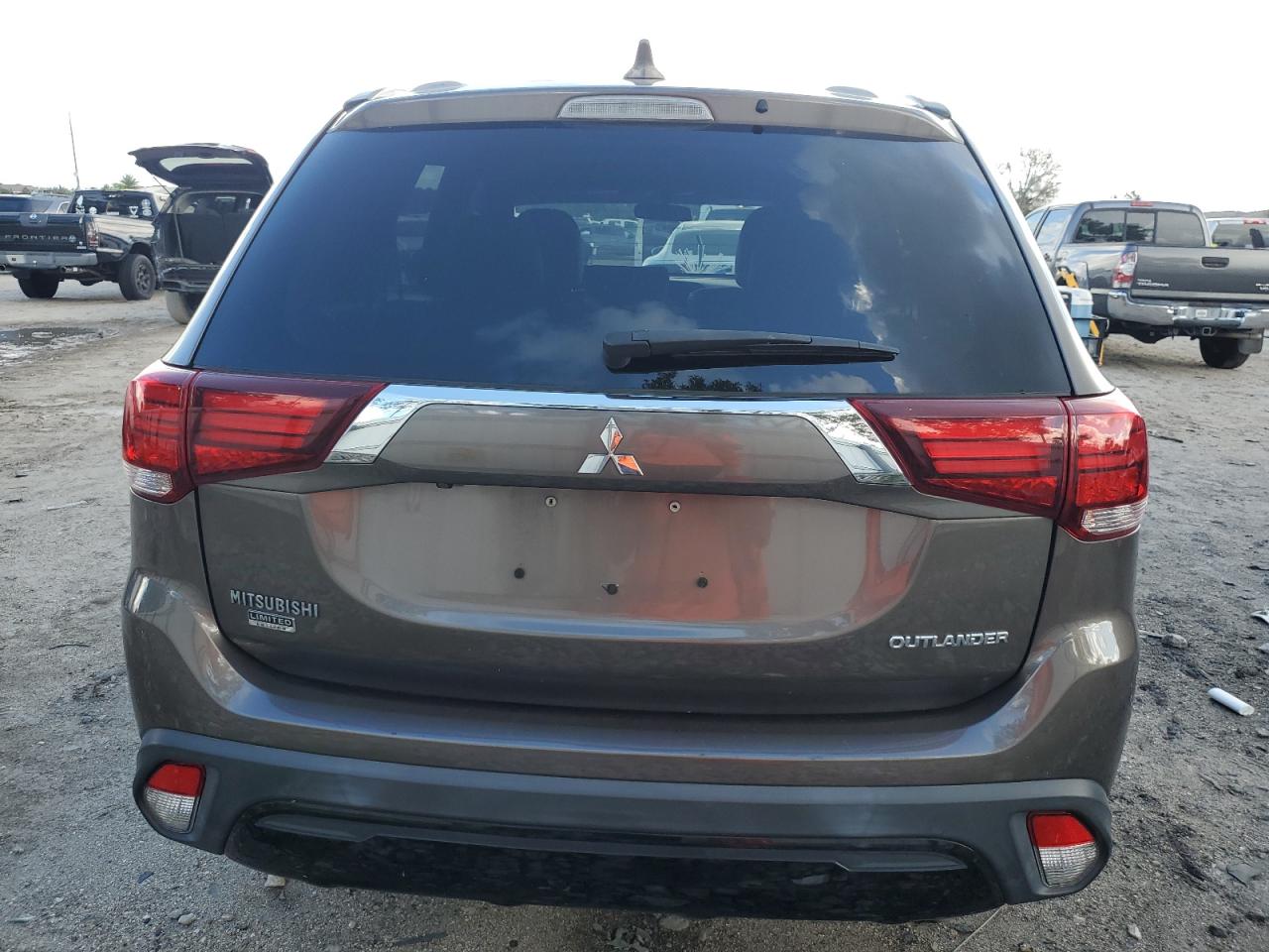 JA4AD3A39KZ028696 2019 Mitsubishi Outlander Se