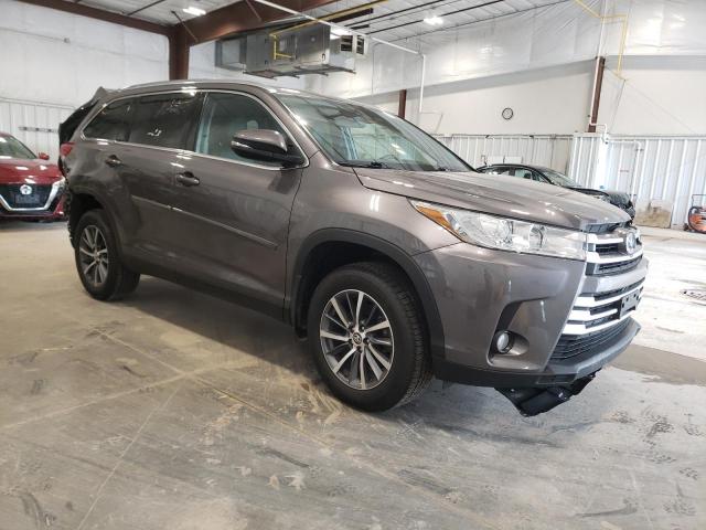 VIN 5TDJZRFH5KS619902 2019 Toyota Highlander, SE no.4