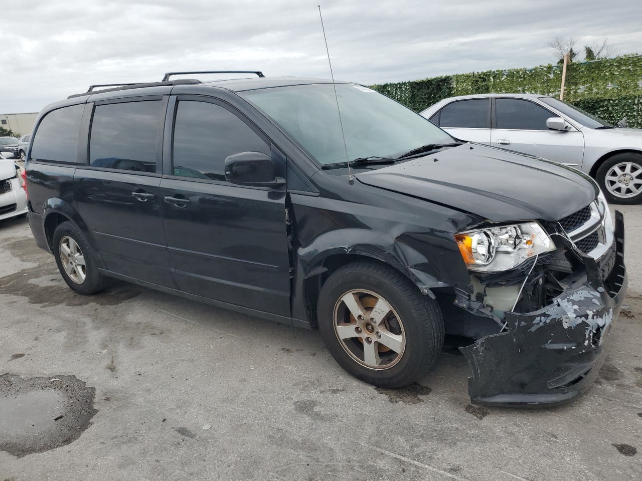 2C4RDGCG3DR575976 2013 Dodge Grand Caravan Sxt